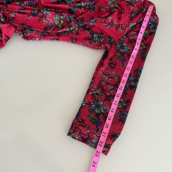 Free People Floral Red Women's Top Size Large Long Ruffle Sleeves Crew Neck - Picture 8 of 8